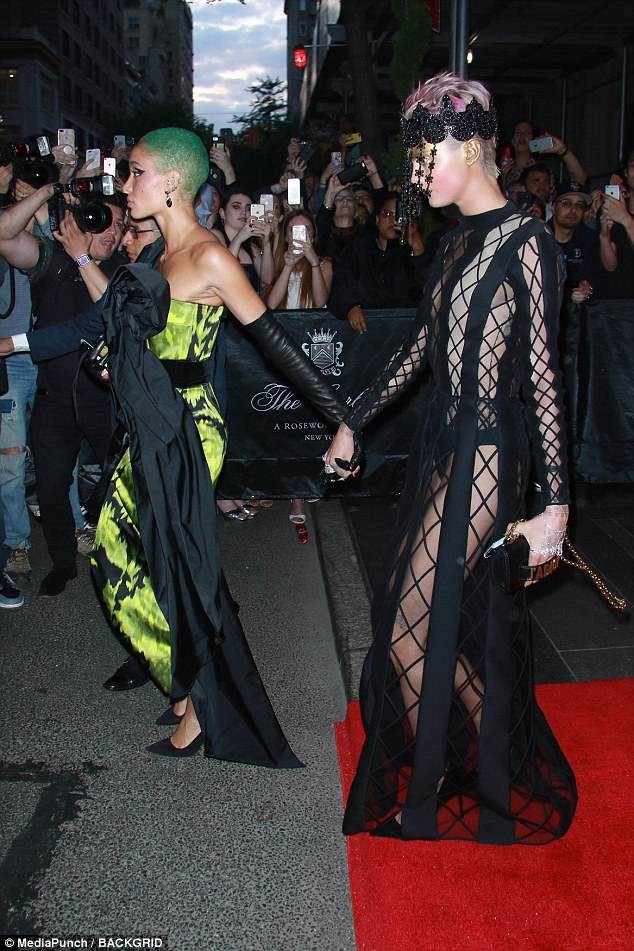 ‘Giật mình’ những bộ cánh đáng sợ, táo bạo nhất tại Met Gala 2018 - ảnh 6