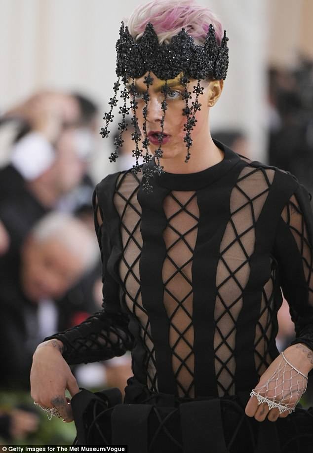‘Giật mình’ những bộ cánh đáng sợ, táo bạo nhất tại Met Gala 2018 - ảnh 7