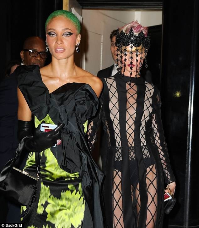‘Giật mình’ những bộ cánh đáng sợ, táo bạo nhất tại Met Gala 2018 - ảnh 4