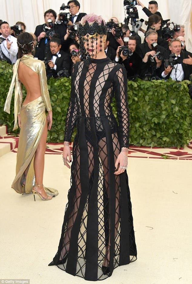 ‘Giật mình’ những bộ cánh đáng sợ, táo bạo nhất tại Met Gala 2018 - ảnh 9