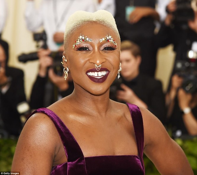 ‘Giật mình’ những bộ cánh đáng sợ, táo bạo nhất tại Met Gala 2018 - ảnh 19