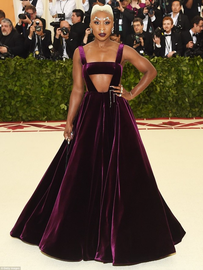 ‘Giật mình’ những bộ cánh đáng sợ, táo bạo nhất tại Met Gala 2018 - ảnh 18
