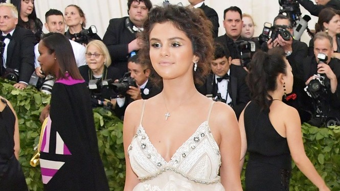 Selena Gomez Met Gala 2018 - ảnh 1