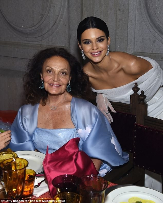 Selena Gomez Met Gala 2018 - ảnh 16