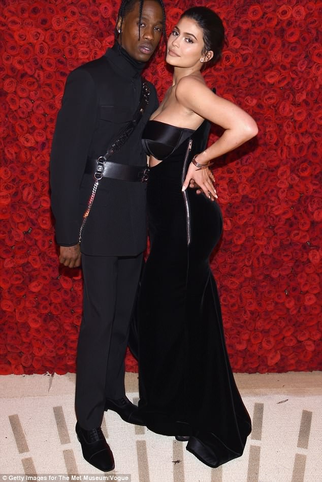 Selena Gomez Met Gala 2018 - ảnh 10