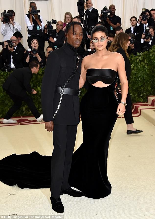 Selena Gomez Met Gala 2018 - ảnh 9