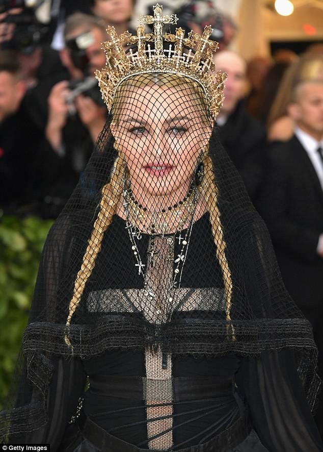 ‘Giật mình’ những bộ cánh đáng sợ, táo bạo nhất tại Met Gala 2018 - ảnh 15