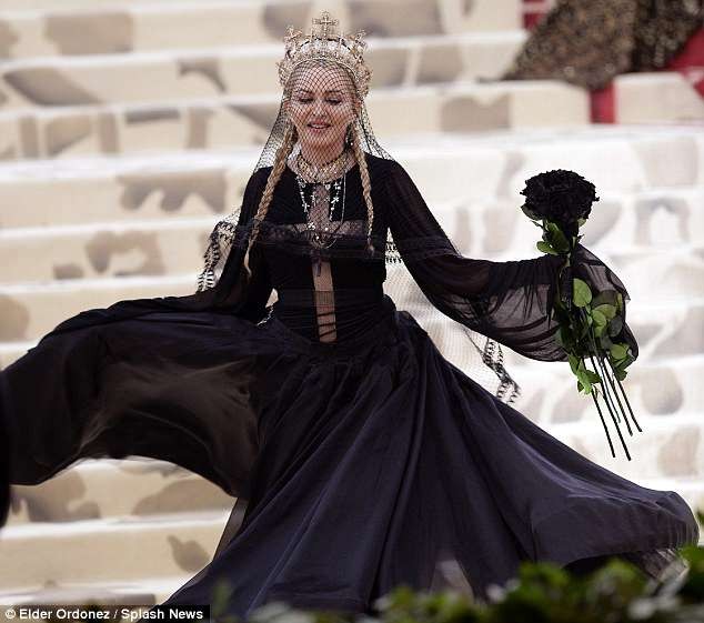 ‘Giật mình’ những bộ cánh đáng sợ, táo bạo nhất tại Met Gala 2018 - ảnh 16
