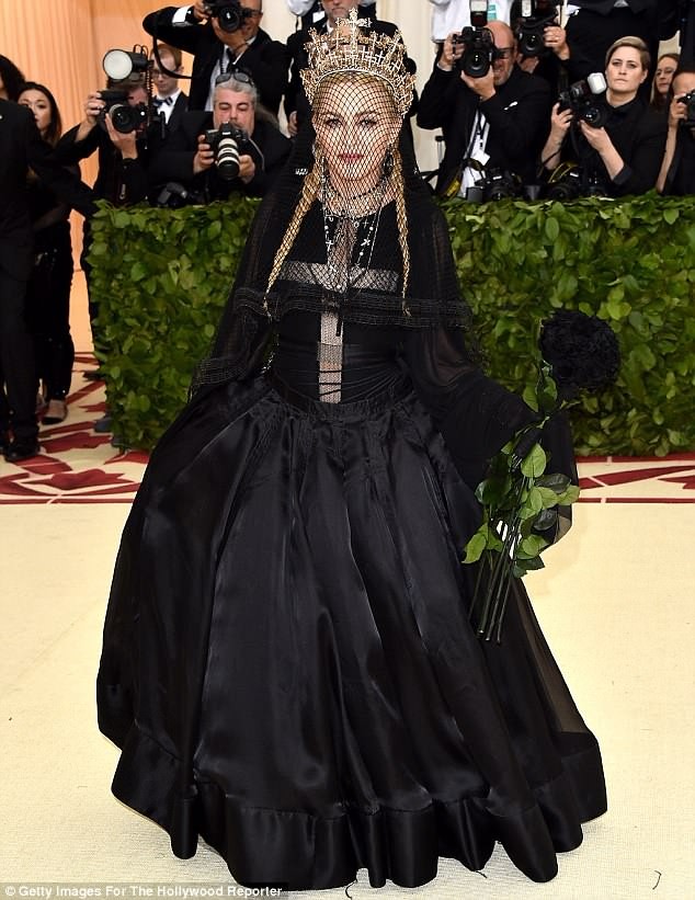 ‘Giật mình’ những bộ cánh đáng sợ, táo bạo nhất tại Met Gala 2018 - ảnh 14