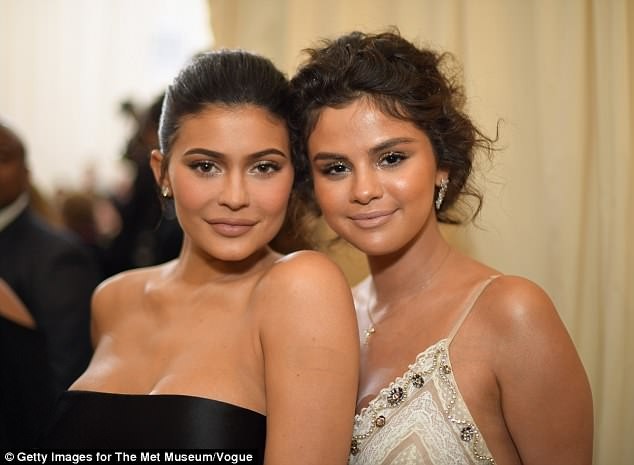 Selena Gomez Met Gala 2018 - ảnh 11