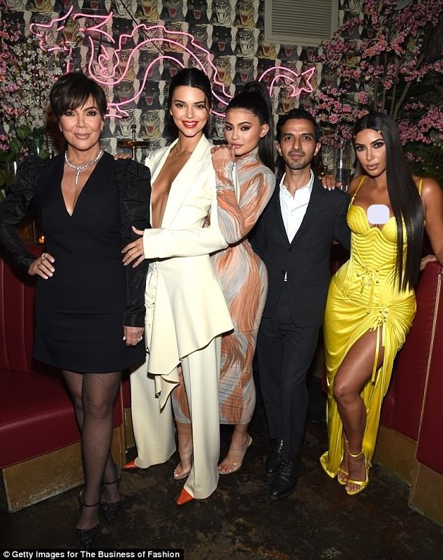 Kim Kardashian đầm vàng neon bó sát - ảnh 6