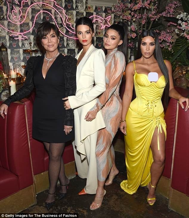 Kim Kardashian đầm vàng neon bó sát - ảnh 5