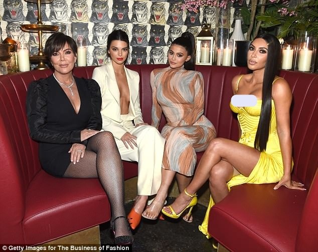 Kim Kardashian đầm vàng neon bó sát - ảnh 4