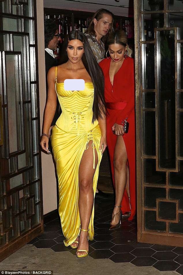 Kim Kardashian đầm vàng neon bó sát - ảnh 7