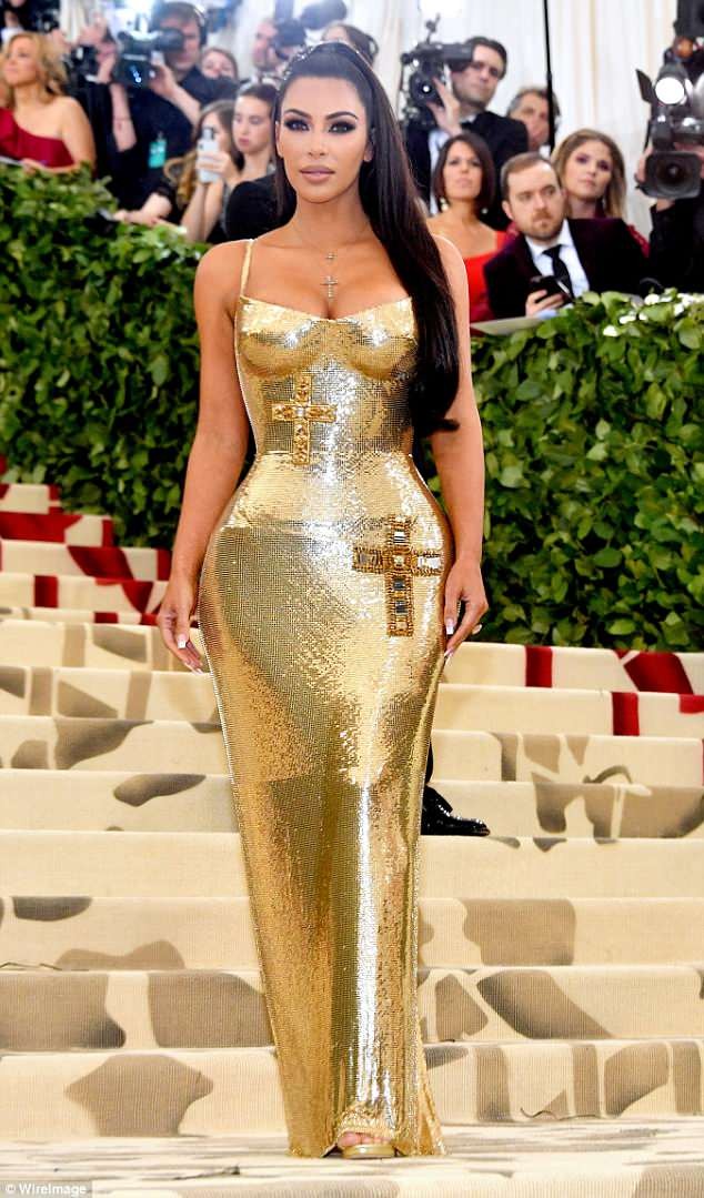 Kim Kardashian đầm vàng neon bó sát - ảnh 12