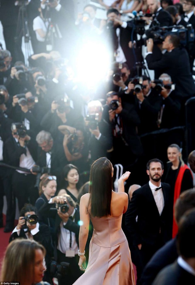 3 mỹ nhân gợi cảm nhất thảm đỏ Cannes ngày thứ 4 - ảnh 22