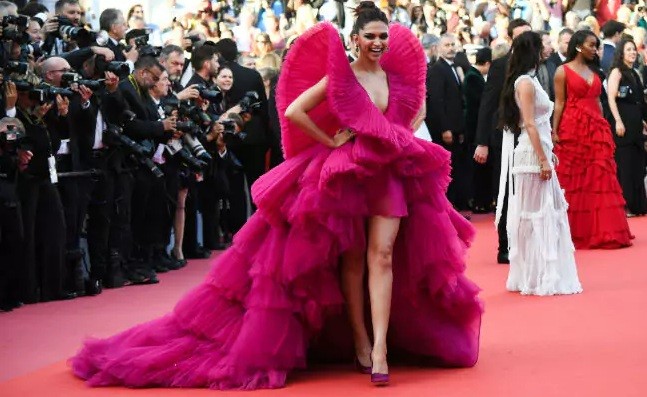 3 mỹ nhân gợi cảm nhất thảm đỏ Cannes ngày thứ 4 - ảnh 2