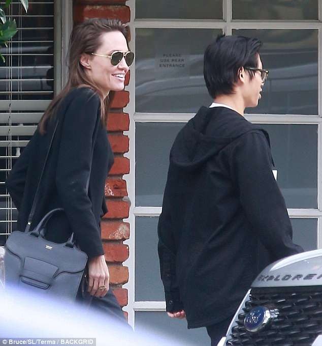 Angelina Jolie đi ăn cùng con trai Pax Thien nhân Ngày của Mẹ - ảnh 4