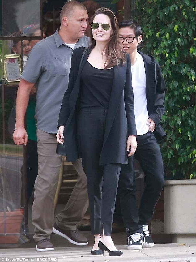 Angelina Jolie đi ăn cùng con trai Pax Thien nhân Ngày của Mẹ - ảnh 5
