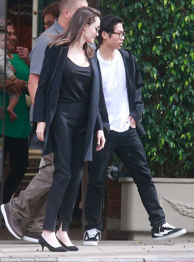 Angelina Jolie đi ăn cùng con trai Pax Thien nhân Ngày của Mẹ - ảnh 3