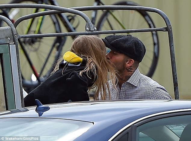 Harper Beckham mặc đồ cánh cụt dễ thương, được bố âu yếm khi đi nông trại - ảnh 7