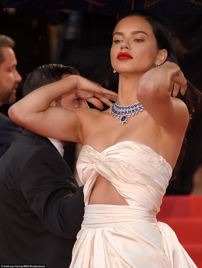 Thiên thần nội y Adriana Lima quyến rũ nhất dàn mỹ nhân Cannes ngày 9 - ảnh 11