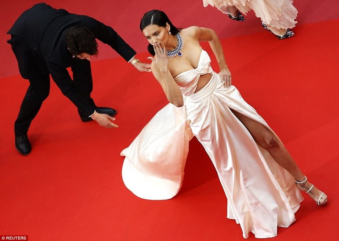 Thiên thần nội y Adriana Lima quyến rũ nhất dàn mỹ nhân Cannes ngày 9 - ảnh 9