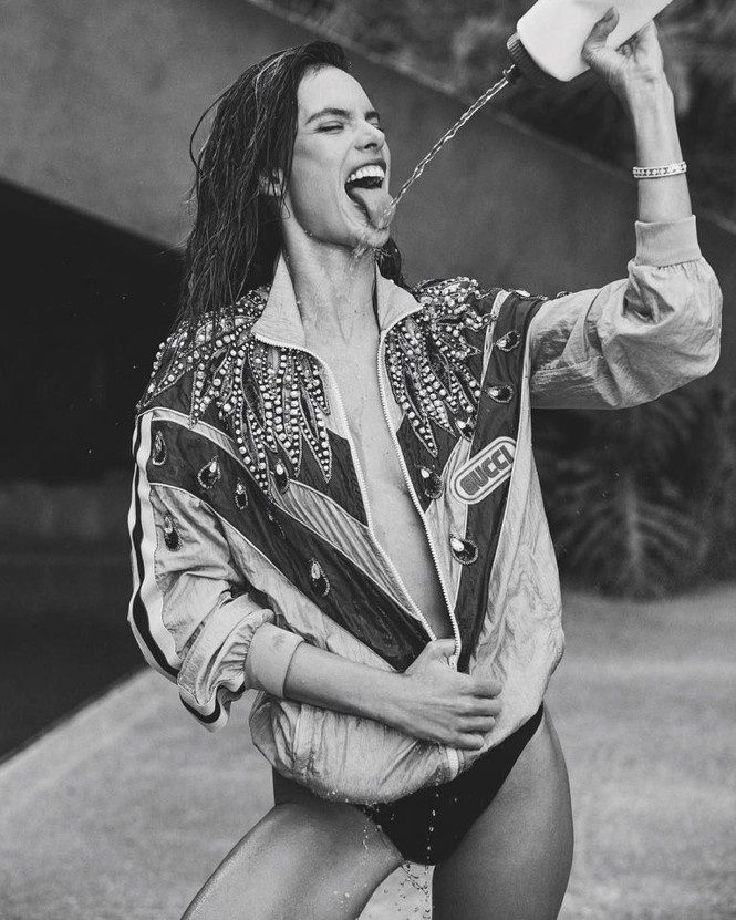 Alessandra Ambrosio mặc táo bạo cổ vũ World Cup 2018 - ảnh 4