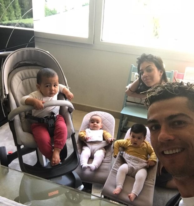 Cristiano Ronaldo và bạn gái Georgina ngọt ngào ở biển - ảnh 13