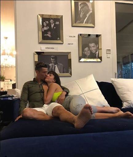 Cristiano Ronaldo và bạn gái Georgina ngọt ngào ở biển - ảnh 12