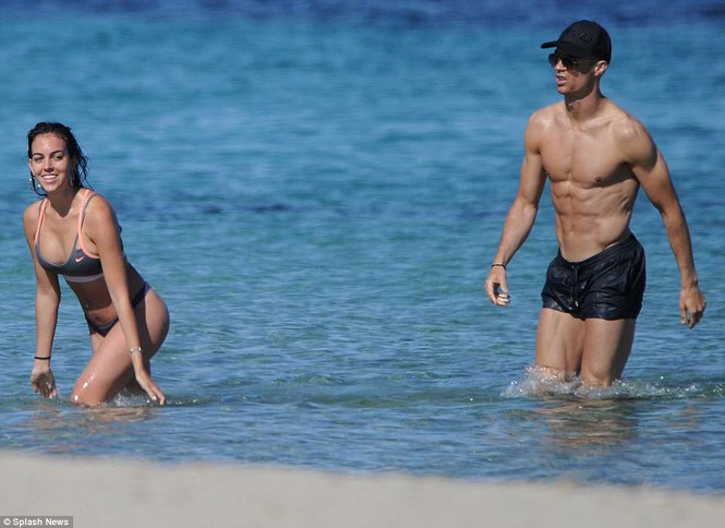 Cristiano Ronaldo và bạn gái Georgina ngọt ngào ở biển - ảnh 2