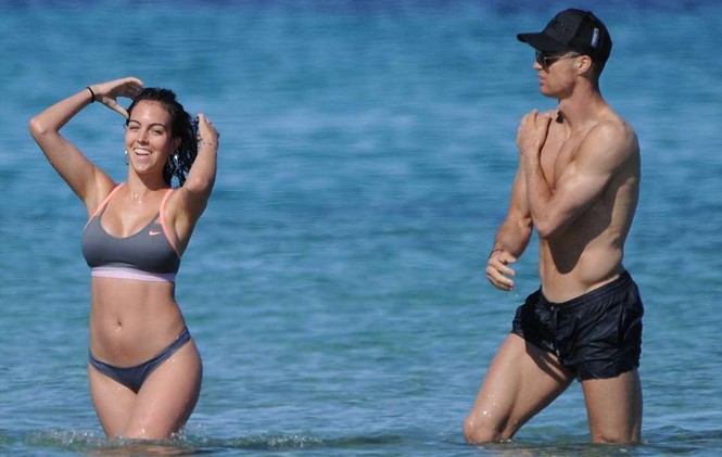 Cristiano Ronaldo và bạn gái Georgina ngọt ngào ở biển - ảnh 3