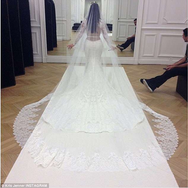 Kim Kardashian đăng ảnh ‘độc’ kỷ niệm 4 năm ngày cưới - ảnh 6