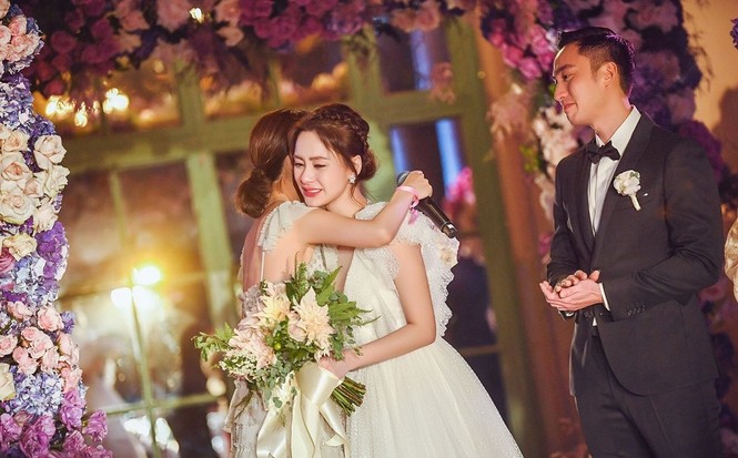 10 năm sau scandal ảnh nóng, Chung Hân Đồng nghẹn ngào trong đám cưới - ảnh 11