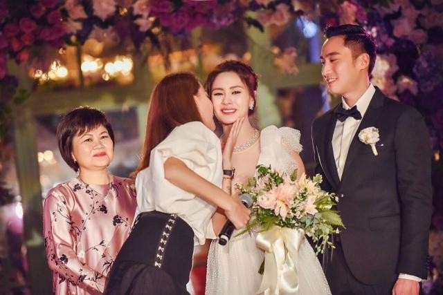 10 năm sau scandal ảnh nóng, Chung Hân Đồng nghẹn ngào trong đám cưới - ảnh 10