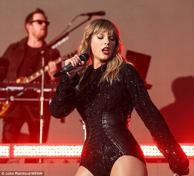 Taylor Swift chưa bao giờ bốc lửa và gợi cảm đến thế! - ảnh 10