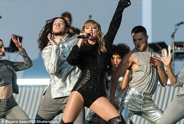 Taylor Swift chưa bao giờ bốc lửa và gợi cảm đến thế! - ảnh 12