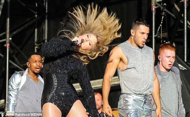 Taylor Swift chưa bao giờ bốc lửa và gợi cảm đến thế! - ảnh 9