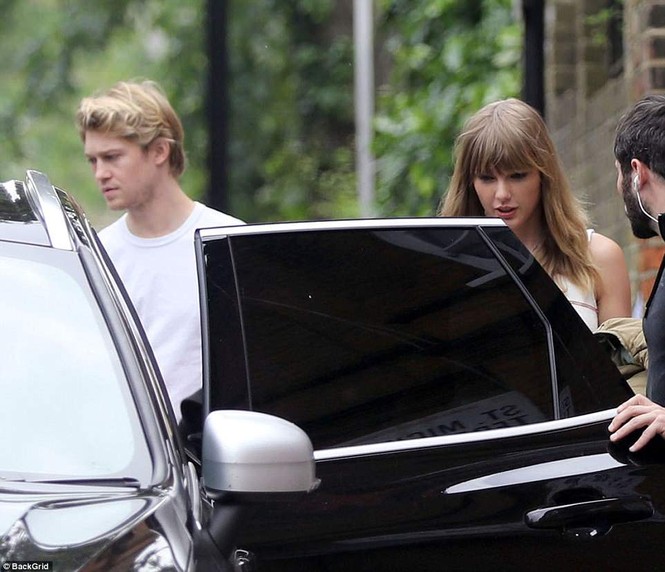 Ảnh hẹn hò hiếm hoi của Taylor Swift bên tình trẻ - ảnh 1