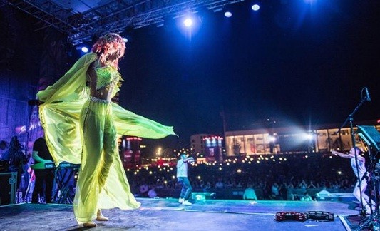 Rita Ora mặc trang phục như bikini lên sân khấu - ảnh 8