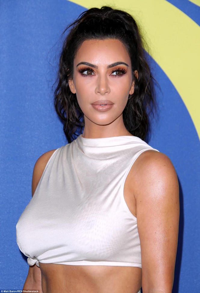 Kim Kardashian eo thon nhỏ xíu với đường cong ‘đồng hồ cát’ - ảnh 3
