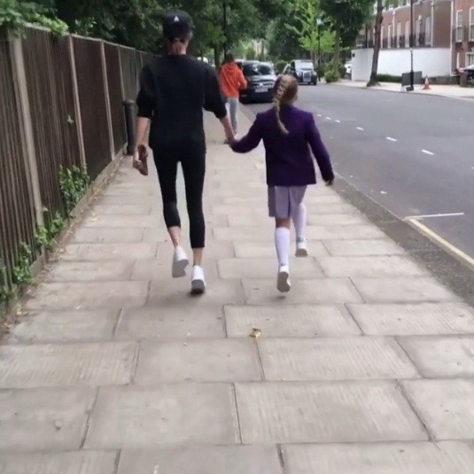 Victoria Beckham đăng ảnh hài hước con gái Harper đeo mặt nạ bố David - ảnh 3