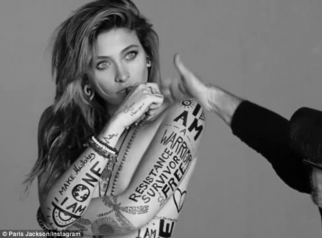 Con gái Michael Jackson táo bạo bán nude, chi chít hình vẽ trên cơ thể - ảnh 4