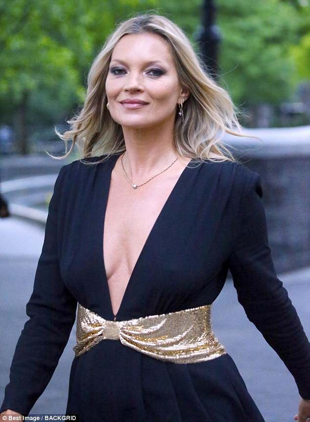 Kate Moss trẻ trung bất ngờ với váy siêu ngắn xẻ sâu gợi cảm - ảnh 2