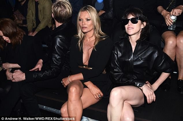 Kate Moss trẻ trung bất ngờ với váy siêu ngắn xẻ sâu gợi cảm - ảnh 6