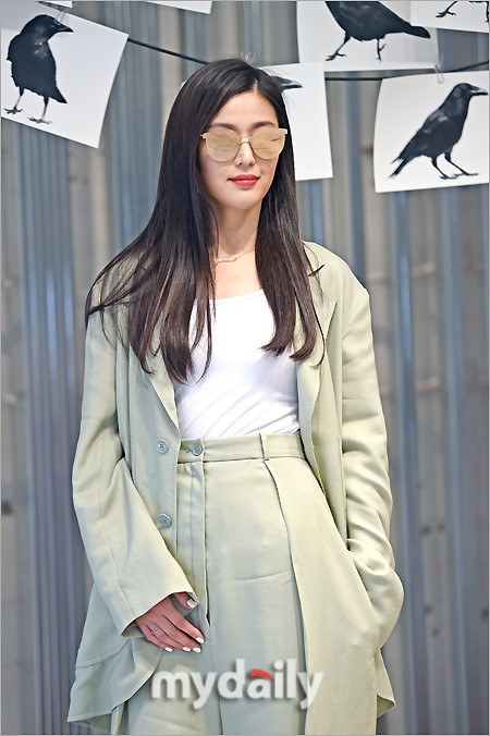 ‘Cô nàng ngổ ngáo’ Jun Ji Hyun trẻ trung thon thả sau 4 tháng sinh con - ảnh 3
