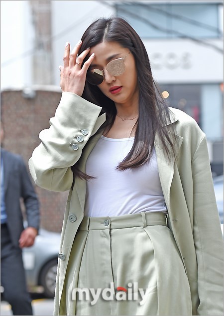 ‘Cô nàng ngổ ngáo’ Jun Ji Hyun trẻ trung thon thả sau 4 tháng sinh con - ảnh 8