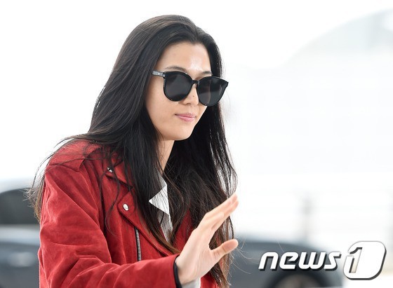 ‘Cô nàng ngổ ngáo’ Jun Ji Hyun trẻ trung thon thả sau 4 tháng sinh con - ảnh 10