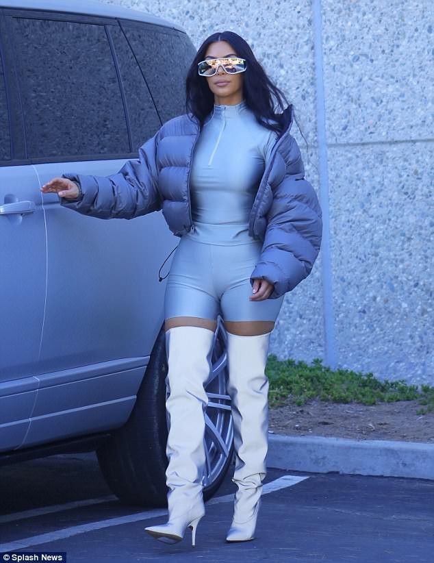 Loạt trang phục bó sát khiến Kim Kardashian như quả bóng căng phồng - ảnh 1