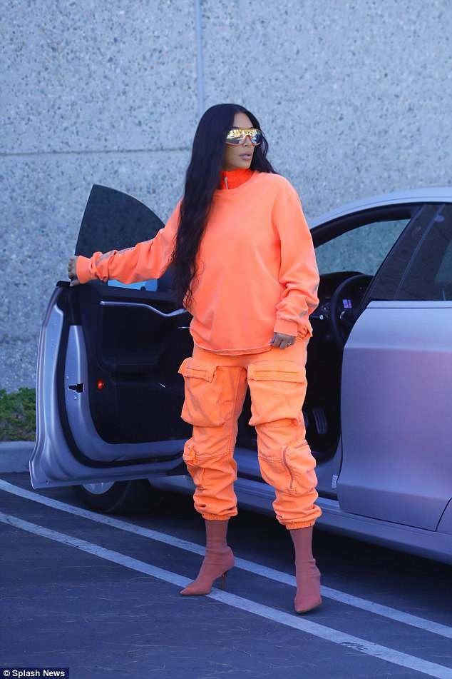 Loạt trang phục bó sát khiến Kim Kardashian như quả bóng căng phồng - ảnh 10